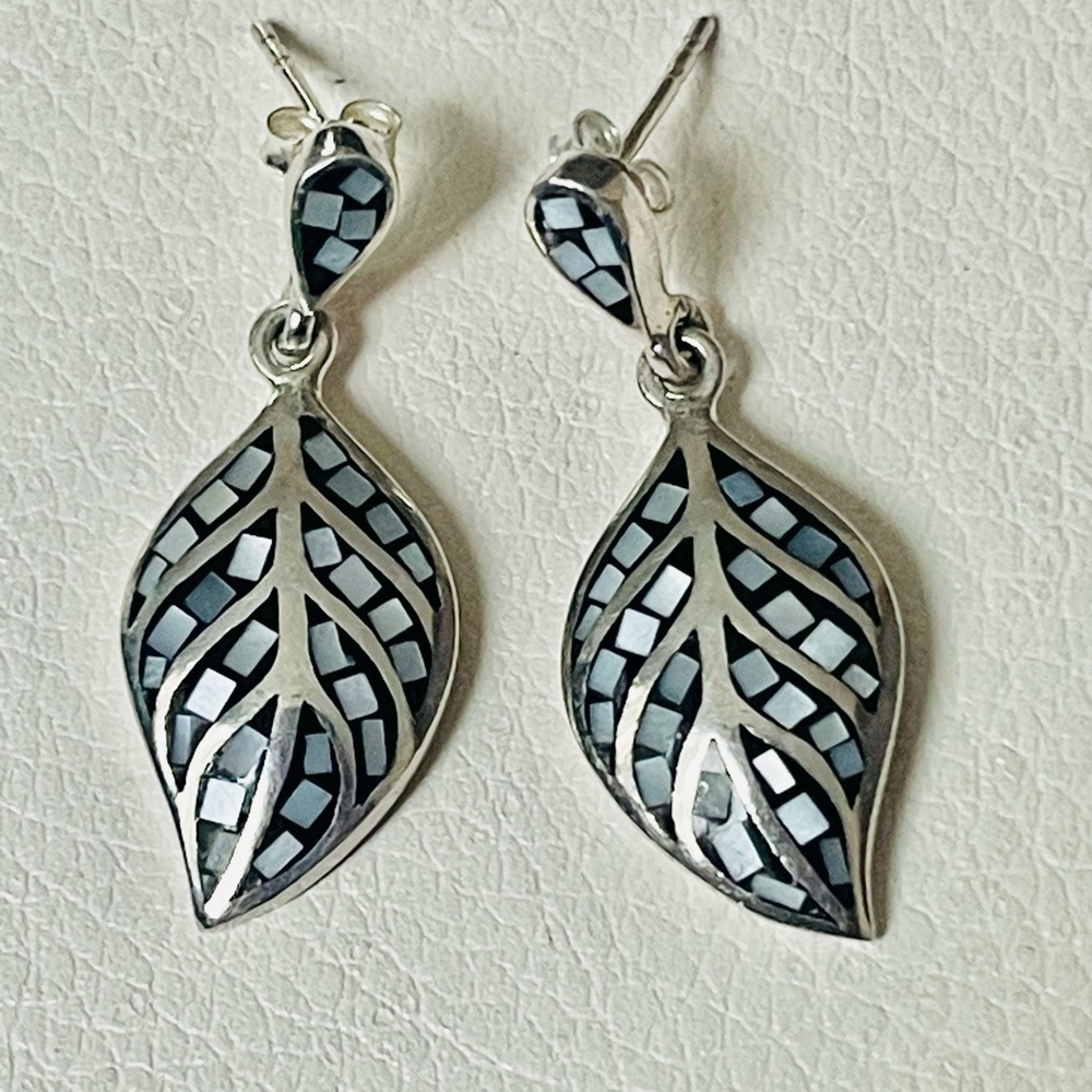VTG SOUTHWEST STERLING SILVER MOTHER OF PEARL INLAID EARRINGS